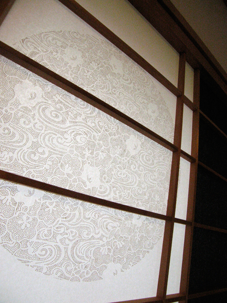 黒い障子紙と伊勢型紙