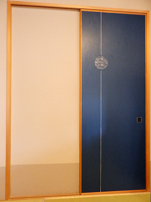 菊唐草・変形伊勢型紙の襖