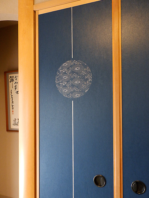 菊唐草・変形伊勢型紙のふすま