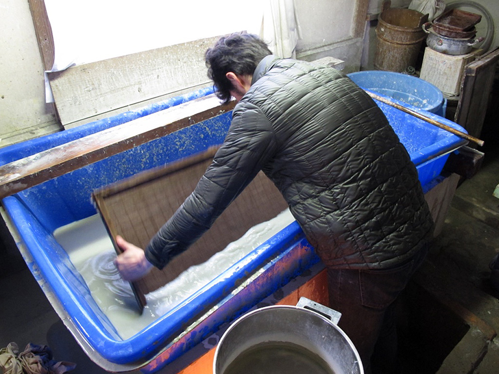 名塩和紙を漉く谷野さん