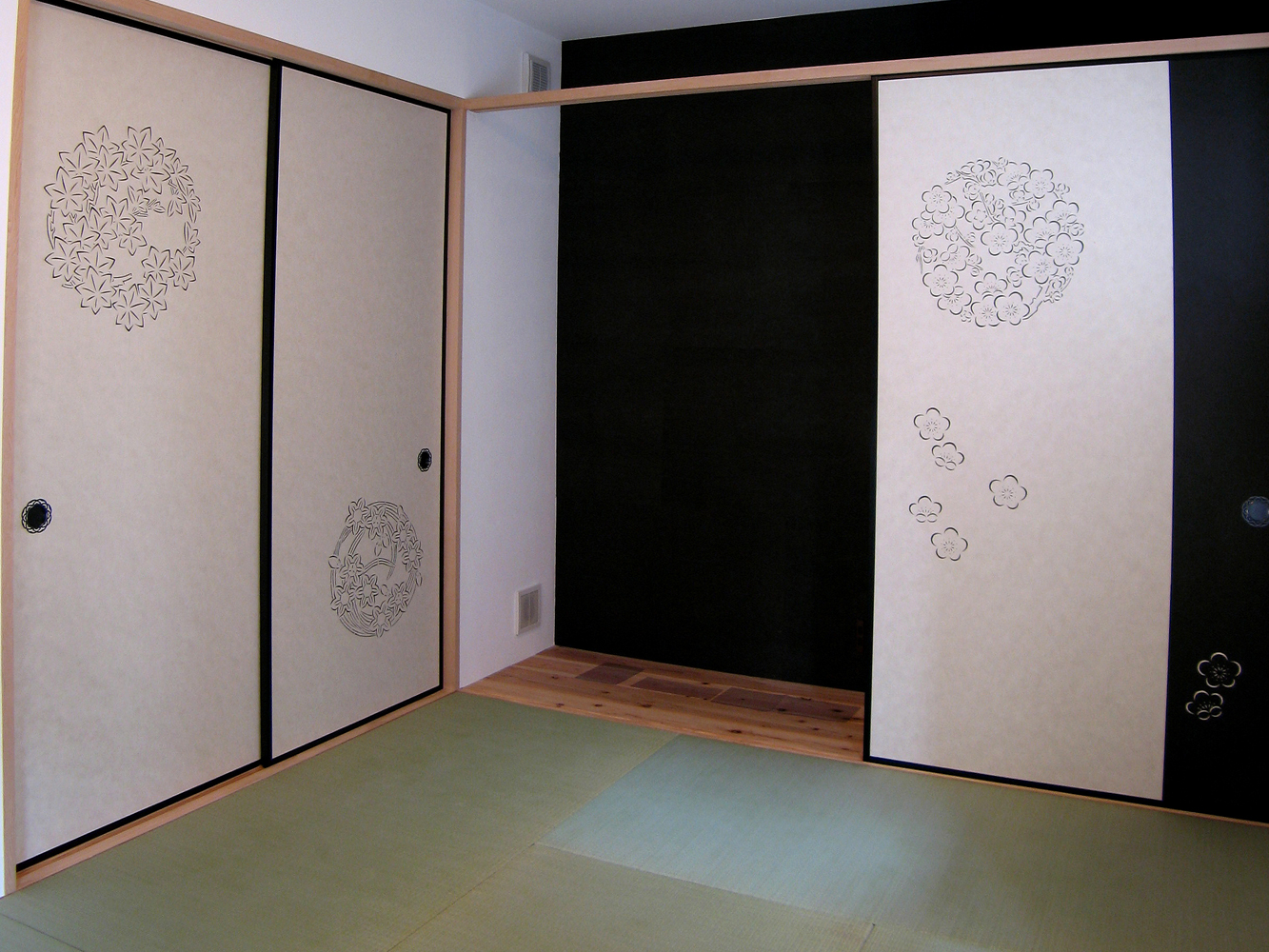 モノトーンの和室「花丸墨染め・春夏秋冬」の襖