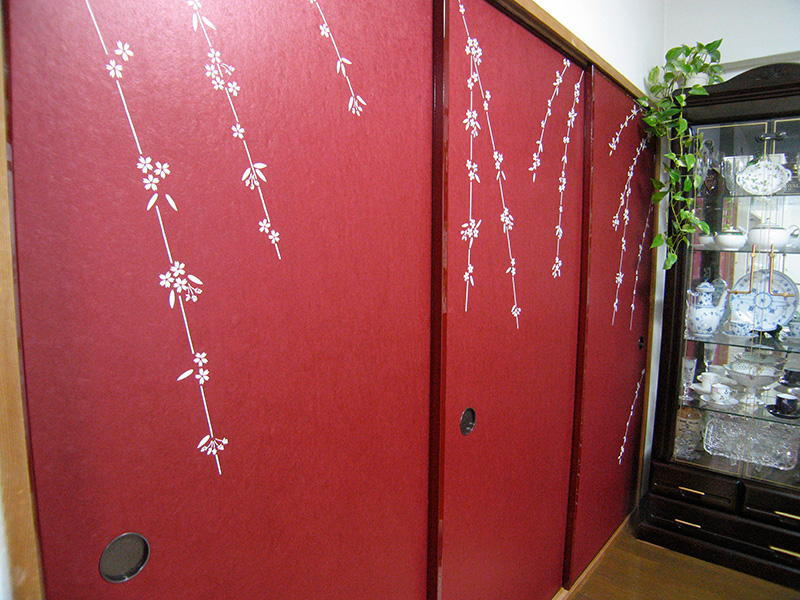 胡粉引きのしだれ桜 三枚立てと舞桜の襖