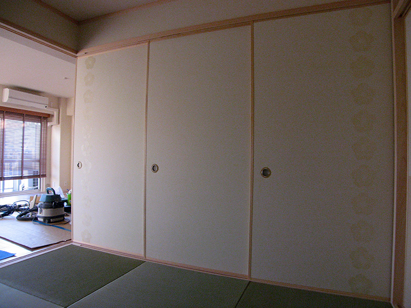 飾り張り襖（ふすま）と向こう梅柄の襖（ふすま）