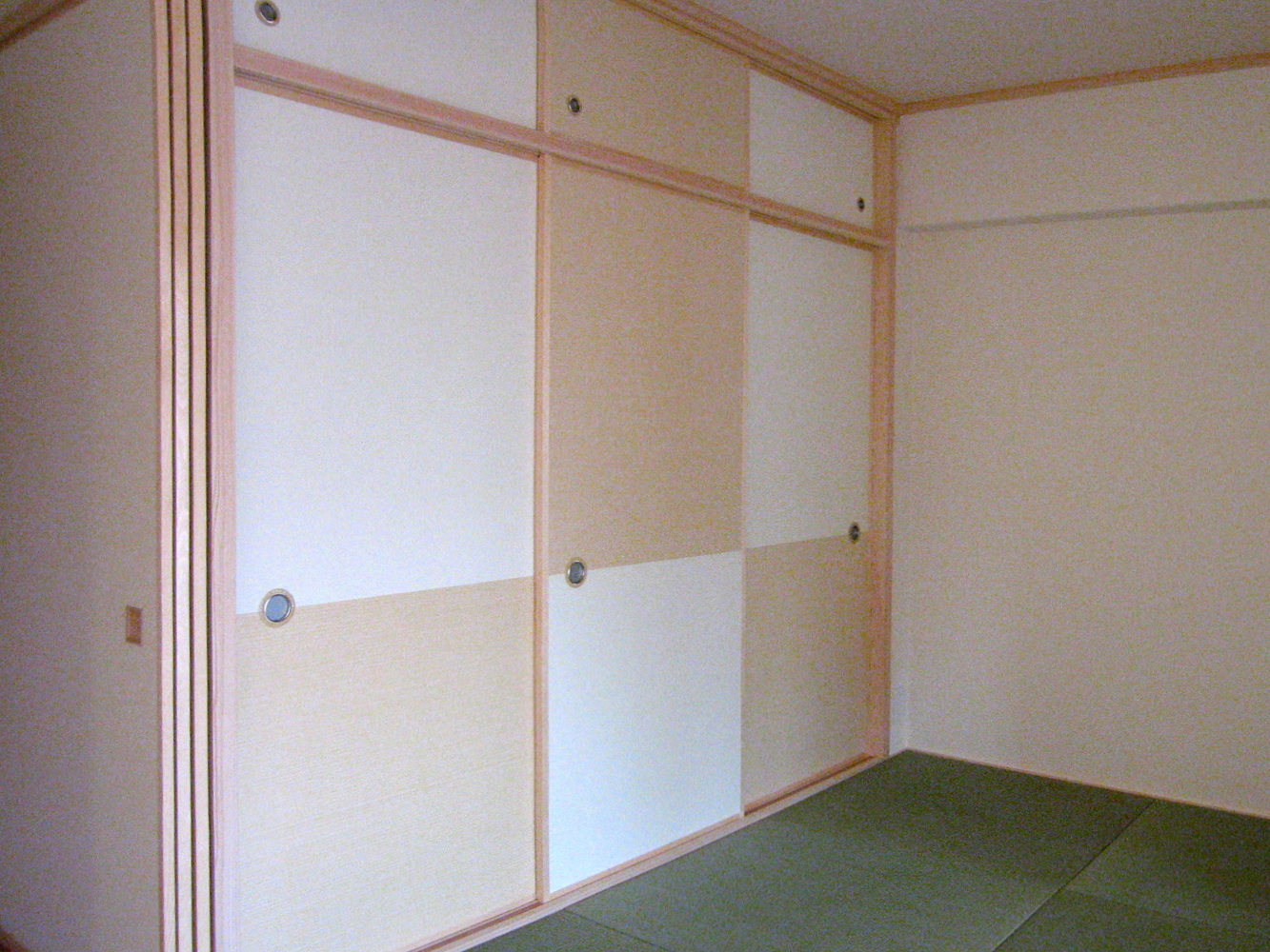 飾り張りふすまと向こう梅柄