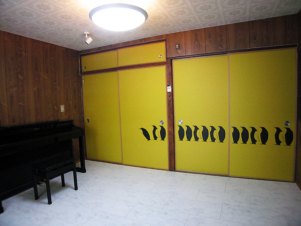 ペンギン柄とグランドピアノ柄の襖