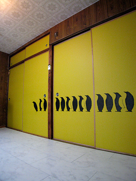 ペンギン柄の襖（ふすま）とグランドピアノ柄の襖（ふすま）