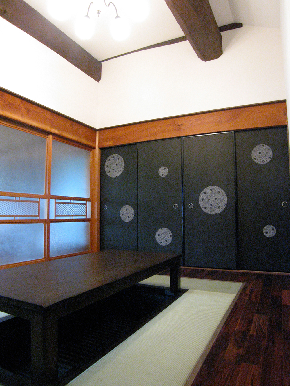 国産楮和紙墨染め・伊勢型紙「波梅」の襖（ふすま）