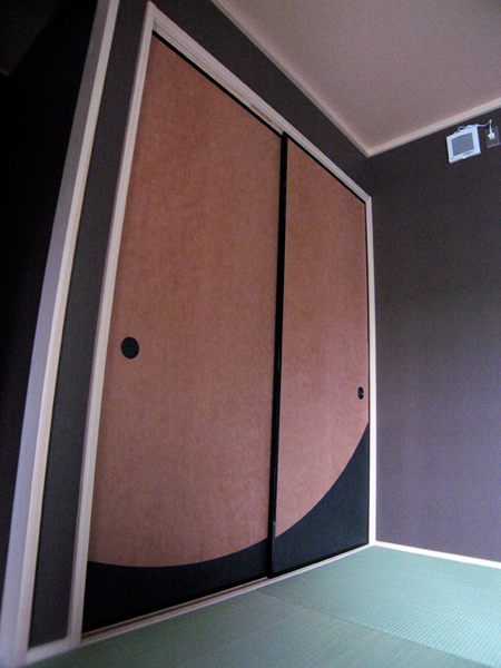 柿渋と墨染・アール腰張りの襖（ふすま）