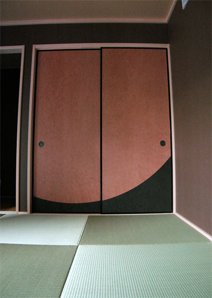 柿渋と墨染・アール腰張りの襖（ふすま）