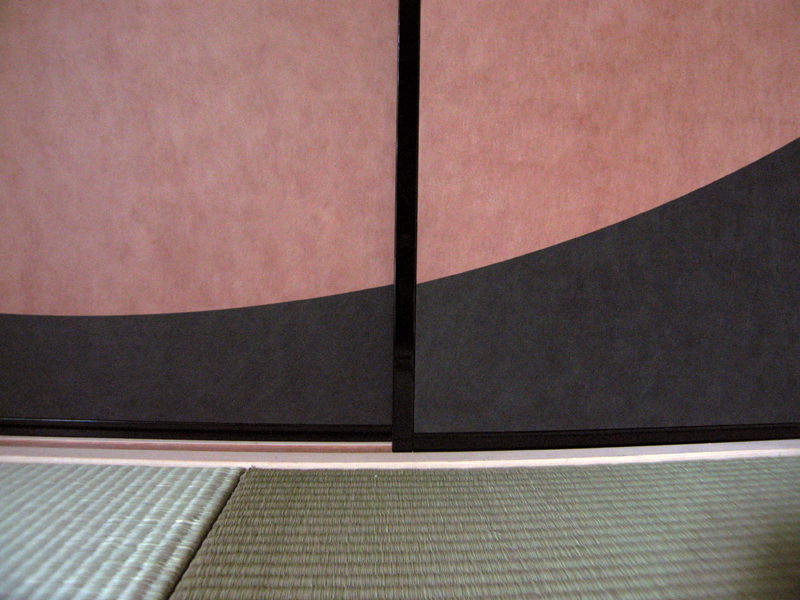 柿渋と墨染・アール腰張りの襖（ふすま）