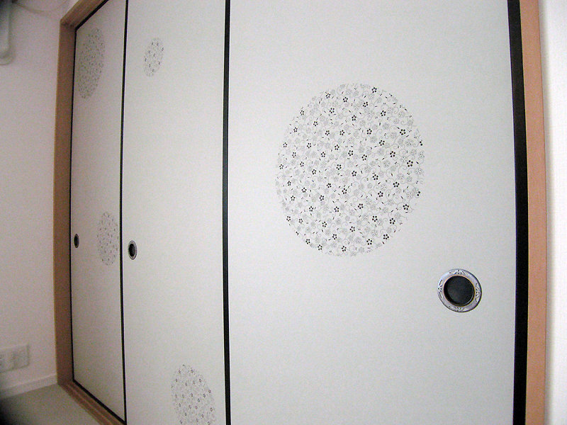 モノトーン・梅唐草のふすま