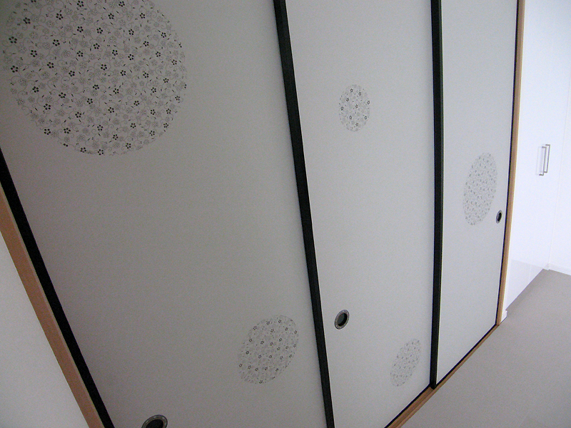 マンションリビングにも合うモダンな襖