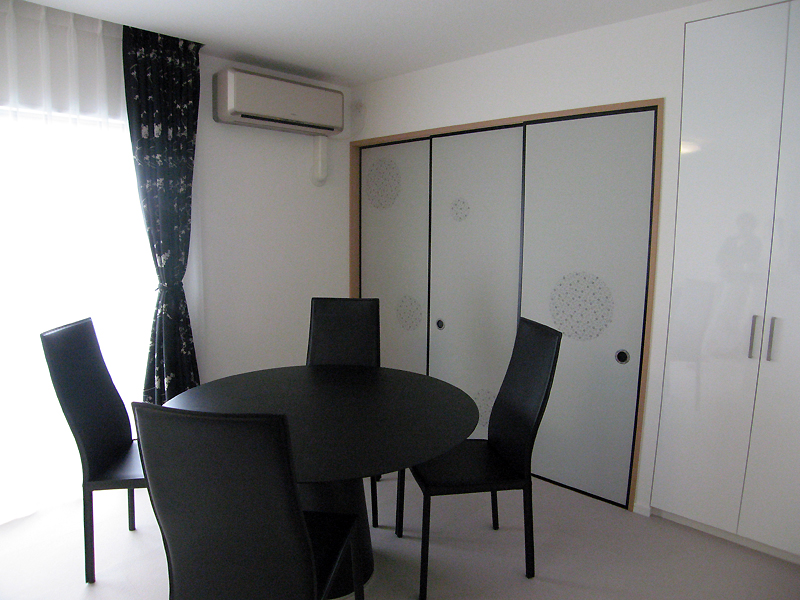 マンションリビングにも合う襖「モノトーン・梅唐草」