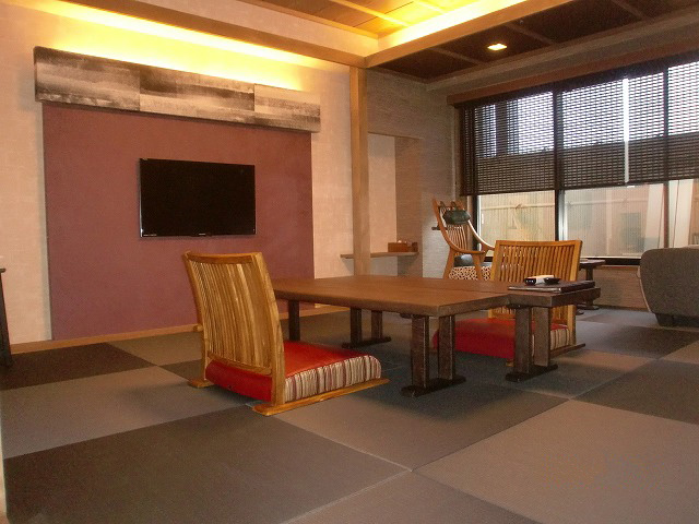 壁に手漉き和紙を張る