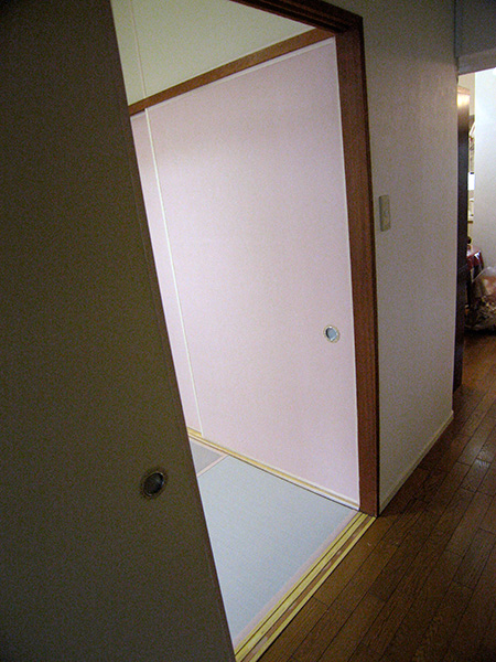 ピンク色のふすま