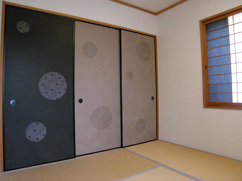 黒い障子紙と伊勢型紙