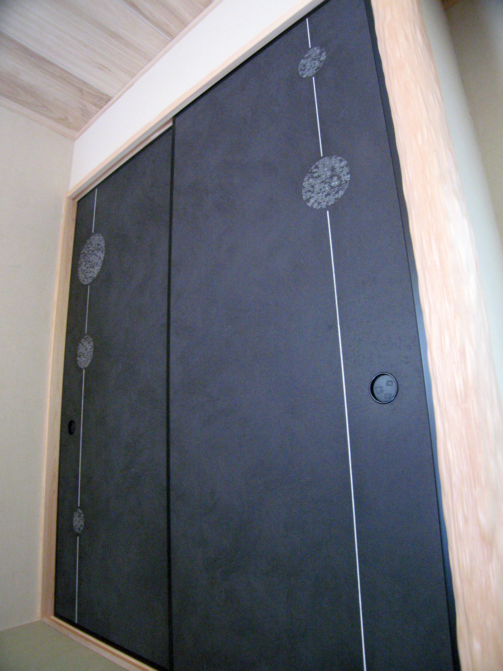 乱貼り襖と変形伊勢型紙の襖（ふすま