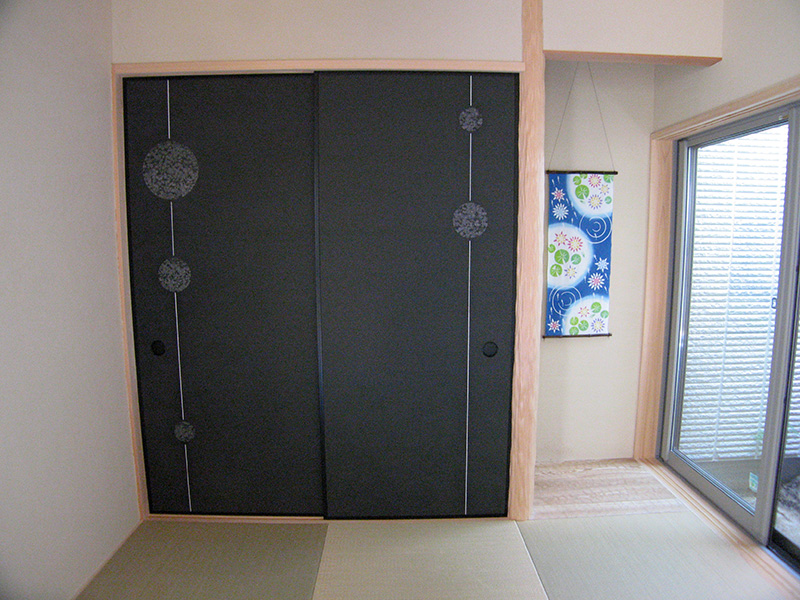 乱貼り襖と変形伊勢型紙の襖（ふすま