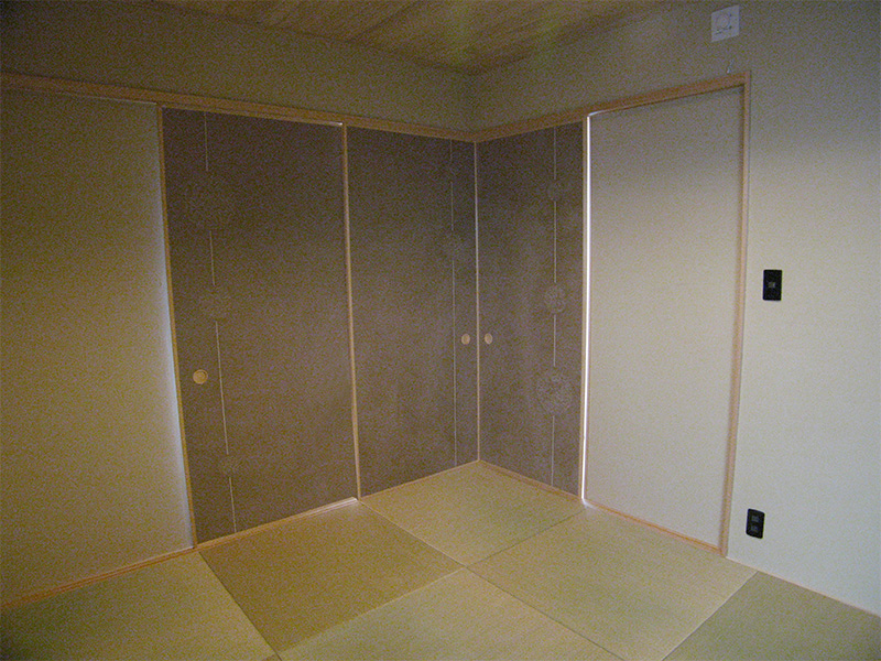 乱貼り襖と変形伊勢型紙の襖（ふすま