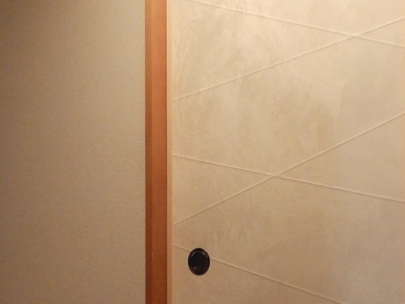 おしゃれな白い襖