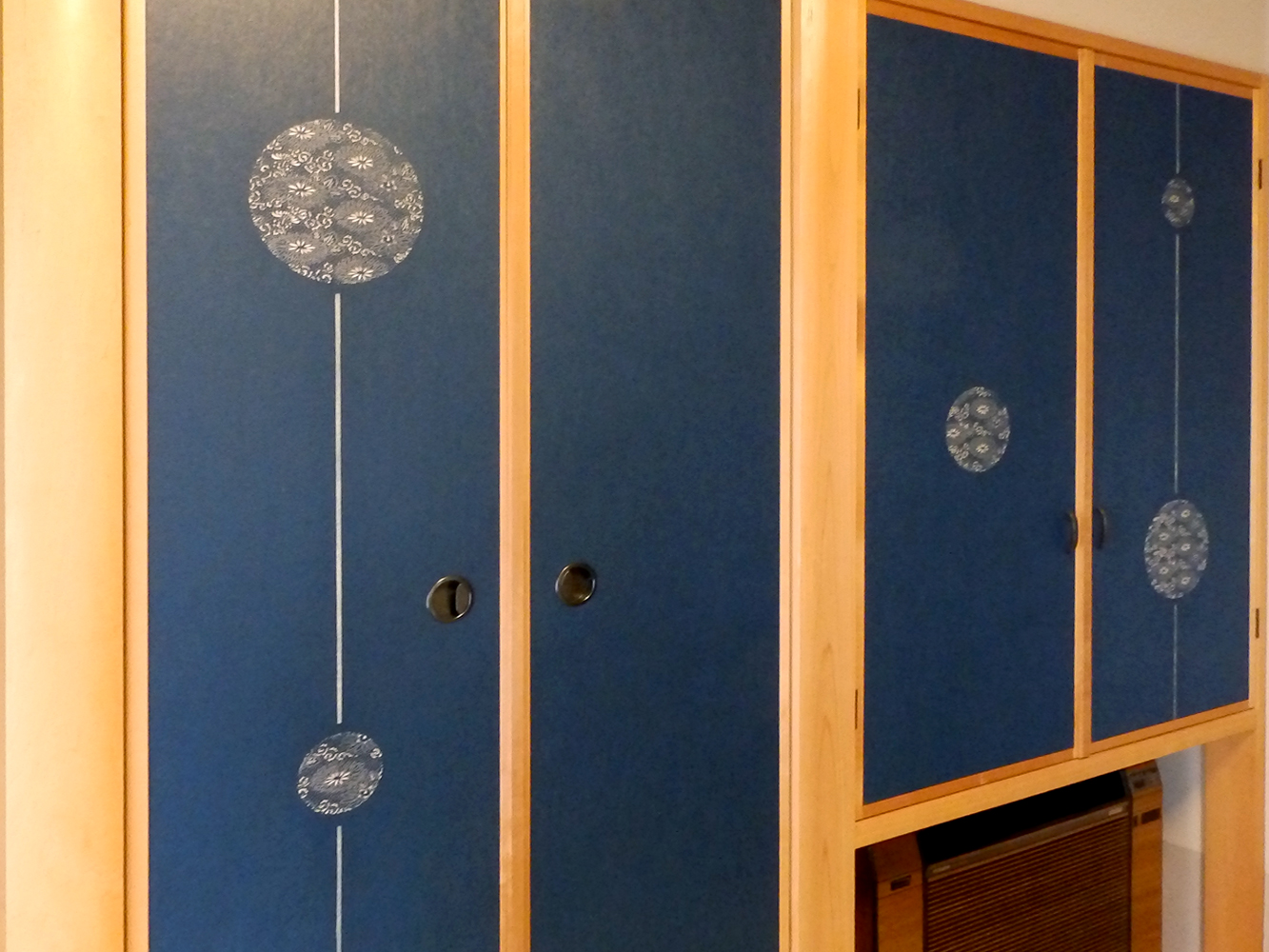 菊唐草・変形伊勢型紙の襖