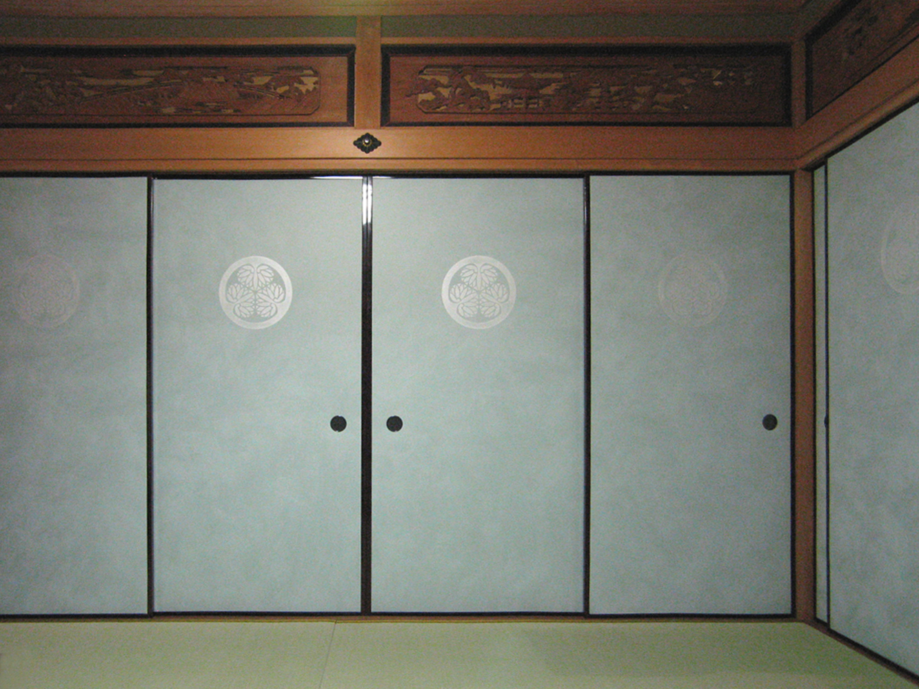 三葉葵 紋型の襖
