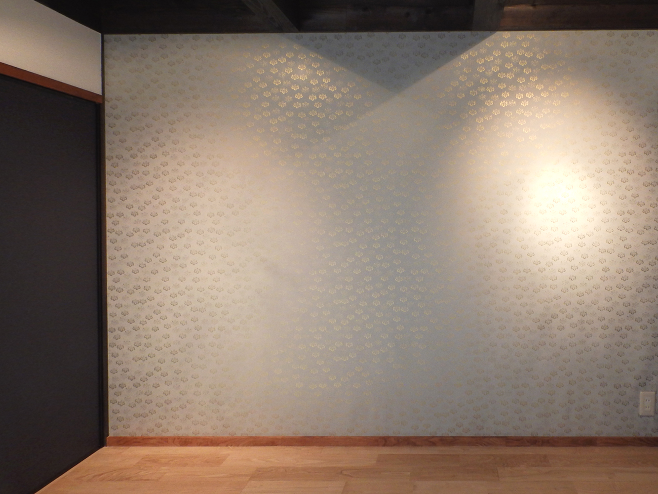 壁に京からかみを張る