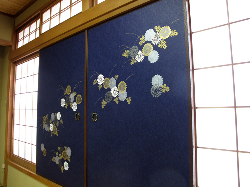 料理屋さんの襖「菊華紋」