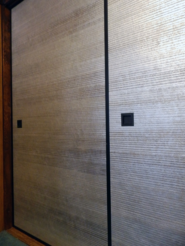 モダンな刷毛目のふすま