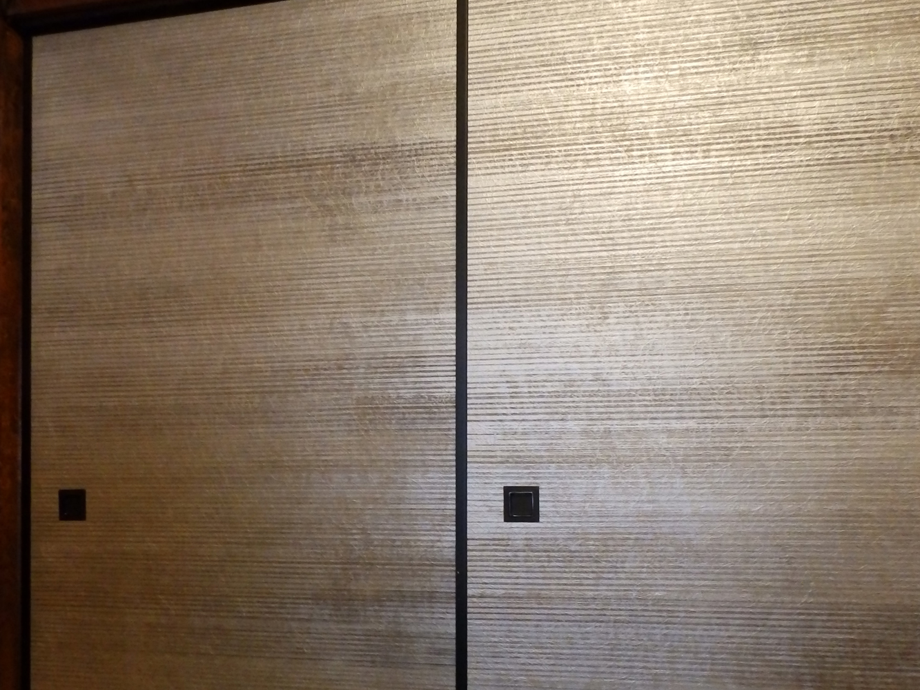 モダンな刷毛目と伊勢型紙の襖