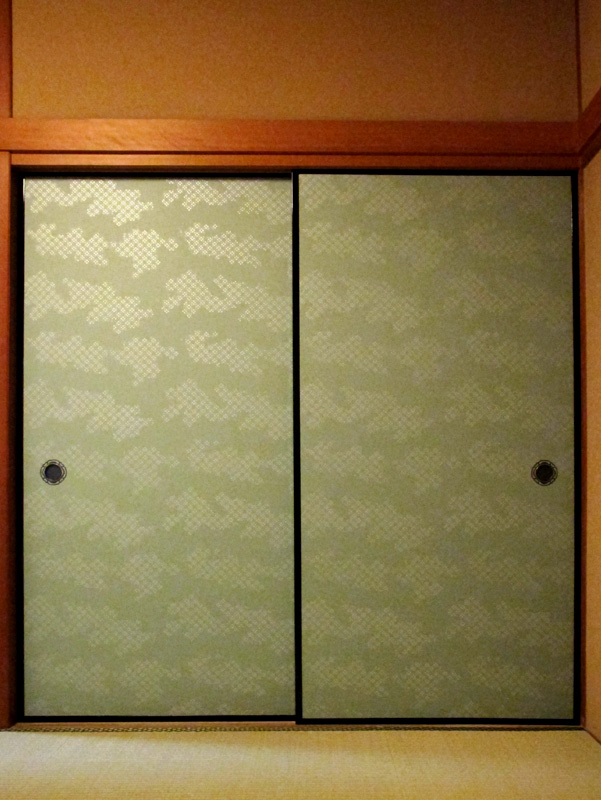 からかみ「雲七宝」の襖（ふすま）