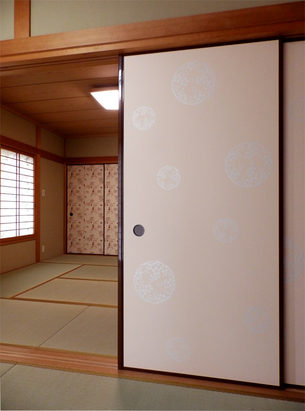 京からかみ 大小梅の丸の襖