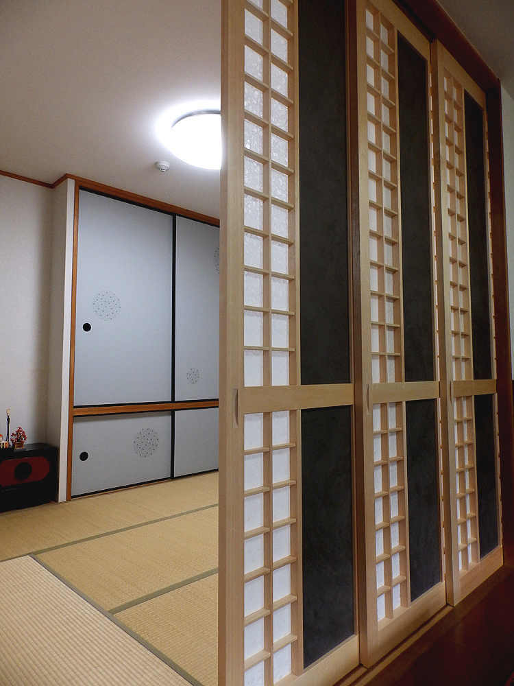 変形伊勢型紙柄の襖（ふすま）