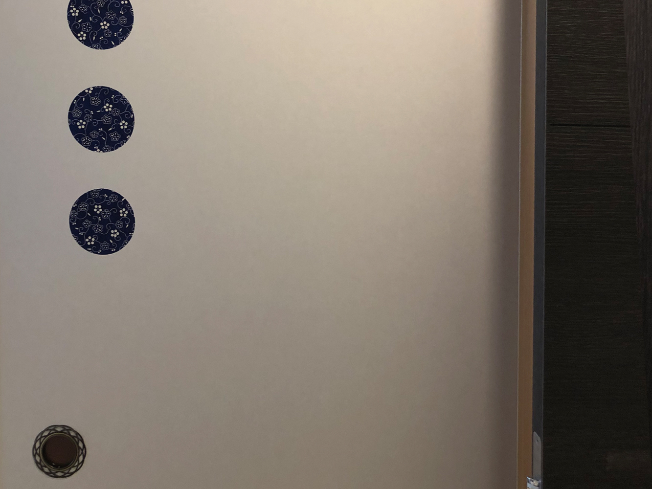 丸に十字「伊勢型紙」と京からかみ「松唐草」