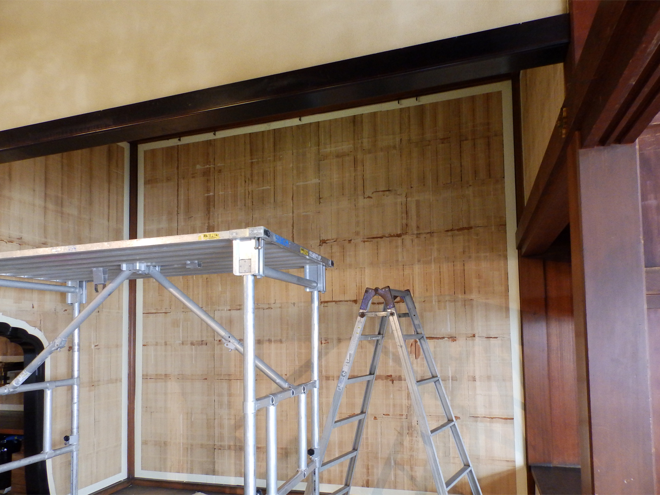 壁隅に鳥の子を張る