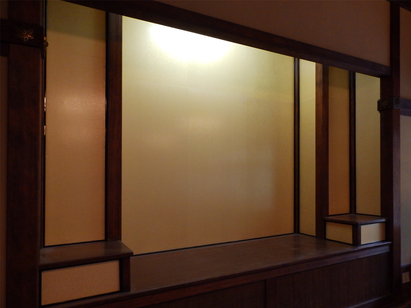 金和紙を壁に張る